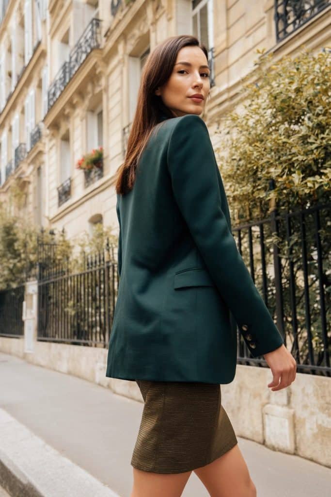 blazer de tailleur et jupe courte