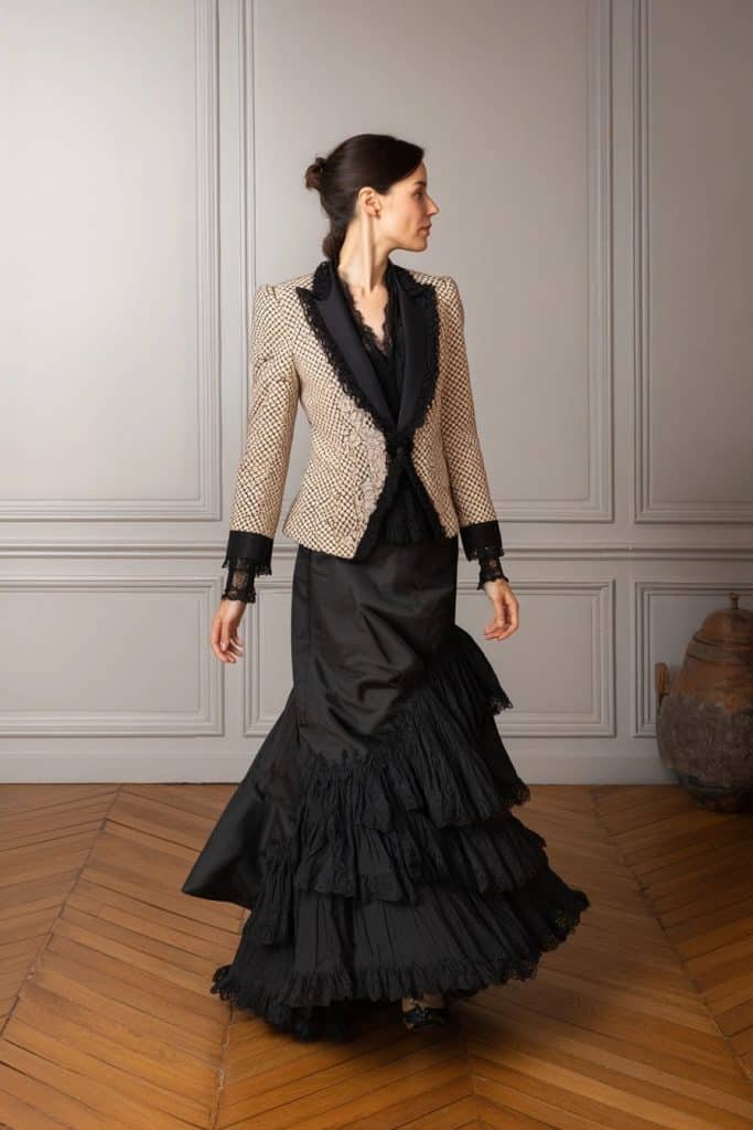 une femme partant une veste au caractere affirme ornee de dentelle delicate et une jupe de la belle epoque avec crinoline