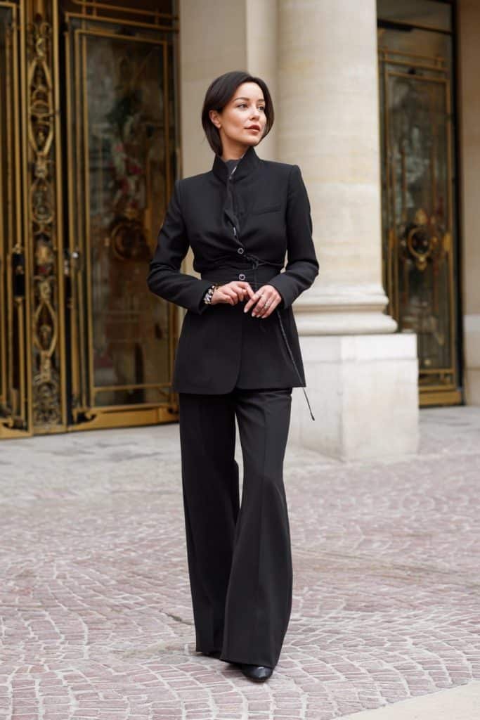 une femme partant une veste courte et cintree et un pantalon large