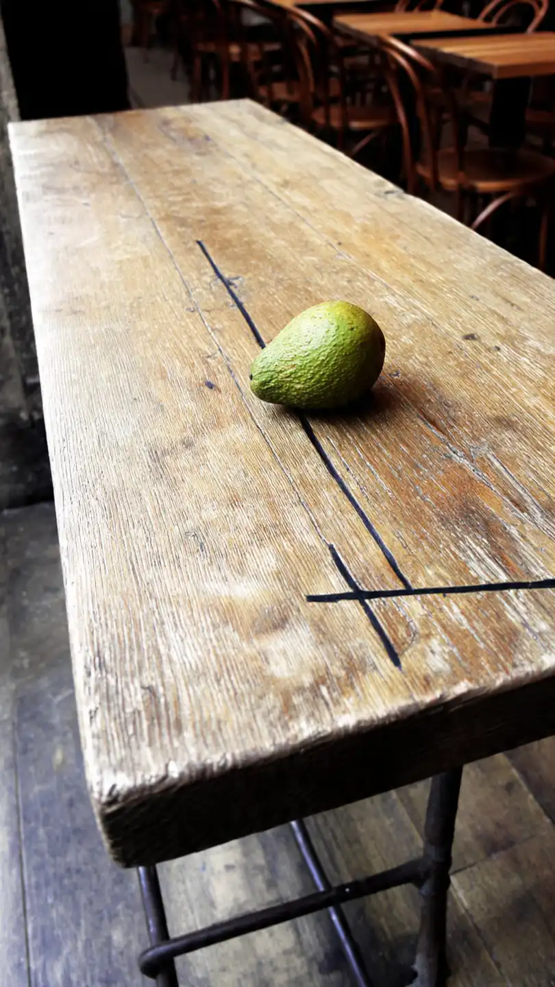 Comment faire murir des avocats : mes astuces infaillibles et naturelles 2 avocat entier sur une table en bois