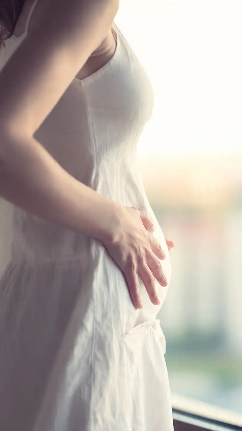 Lavement du Côlon : Le Secret Détox pour un Ventre Plat et une Peau Éclatante ? 2 elegant woman touching flat belly with both