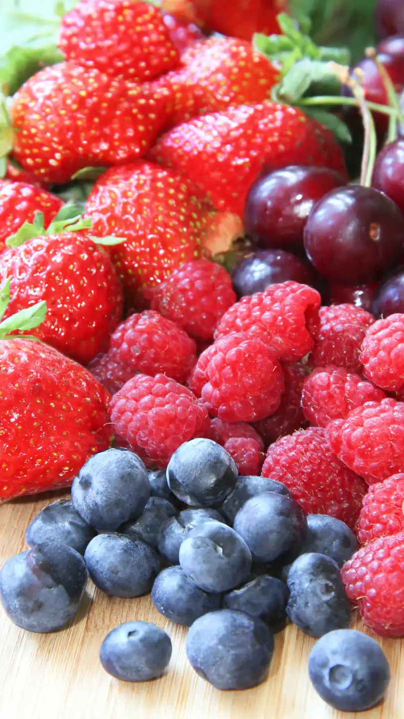Quels sont les aliments qui brûlent les graisses du ventre ? Mon guide gourmand et bienveillant 3 fruits rouges myrtilles fraises framboises dispos s avec