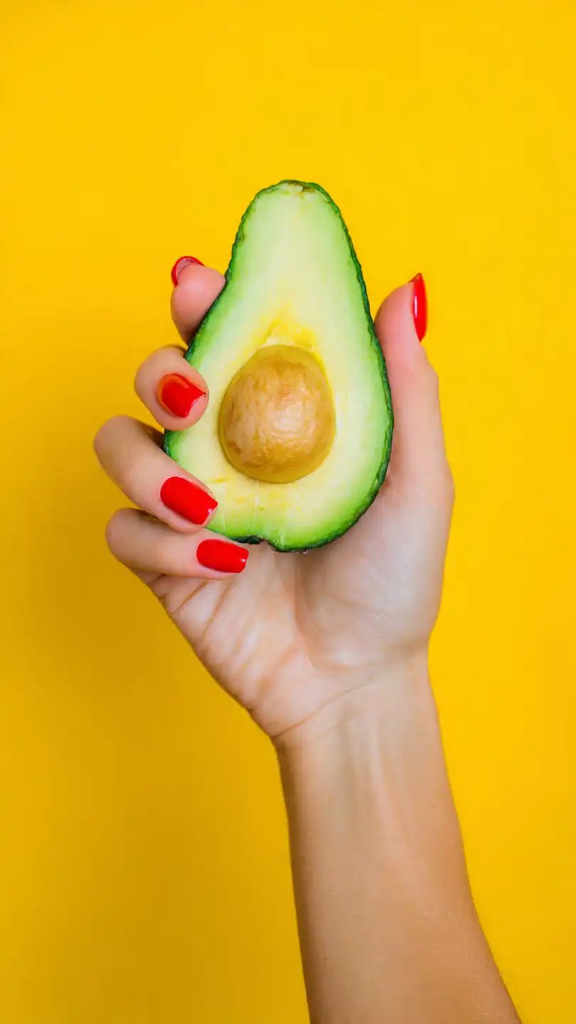 main f minine tenant un avocat m r pr t