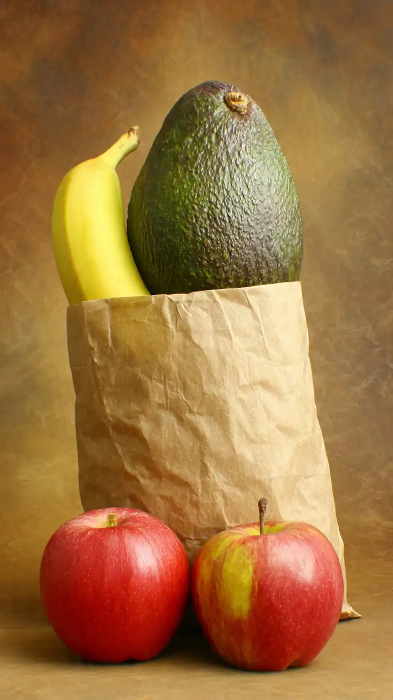 Comment faire murir des avocats : mes astuces infaillibles et naturelles 3 un avocat pos dans un sac en